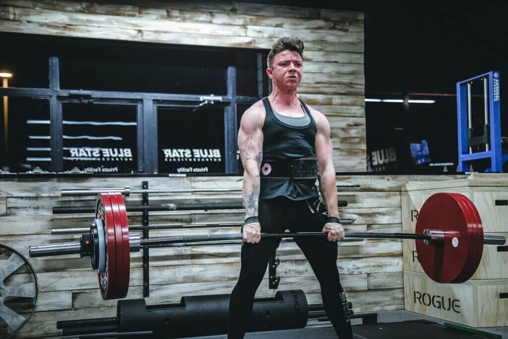 man lifting barbell